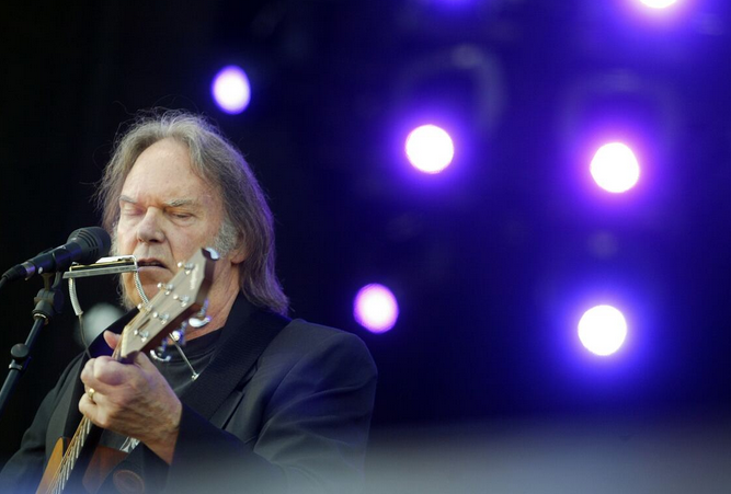 NEIL YOUNG CONTRA EL NEOFASCISMO EN SU EXPLOSIVA VUELTA