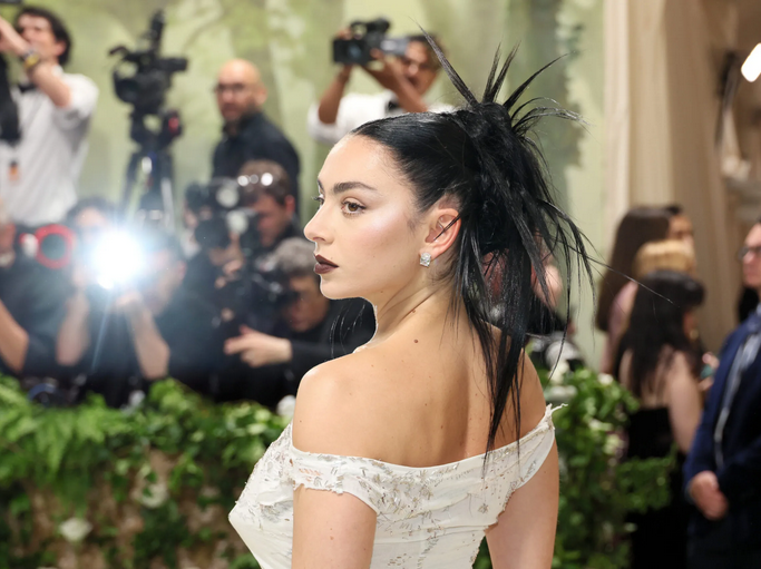 CHARLI XCX DA EL SALTO A LA ACTUACIÓN DRAMÁTICA CON 'ERUPCJA'