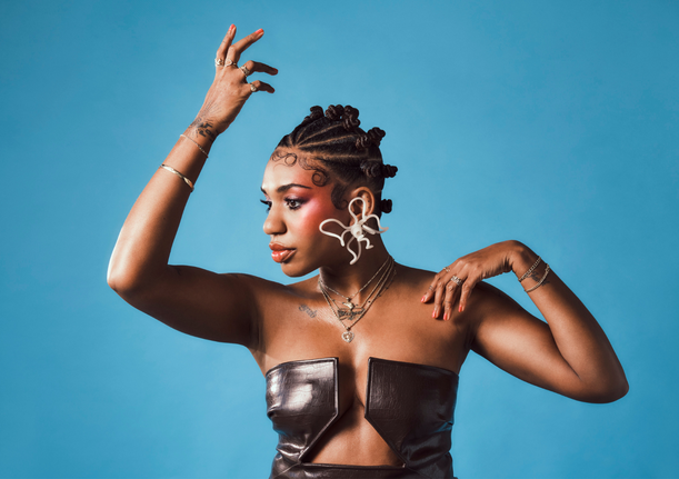 YAYA BEY SIGUE APOSTANDO POR LA GRANDEZA DEL POP CON SU 'FIDELITY'