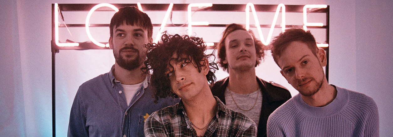 THE 1975 ENTREGAN UNO DE LOS DISCOS DEL AÑO